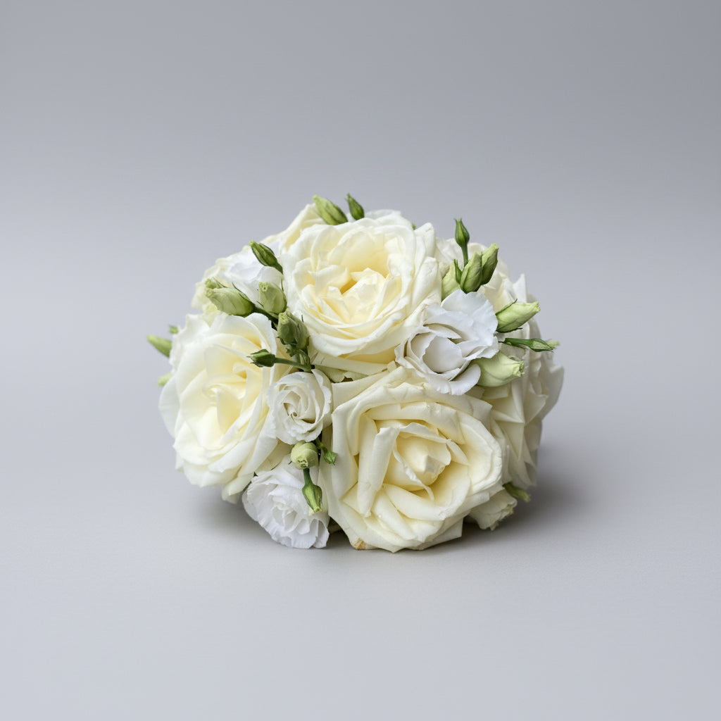 Dicht op elkaar rond gebonden bloemstukje van 25 á 30 cm doorsnede in wit getinte rozen, lisianthussen