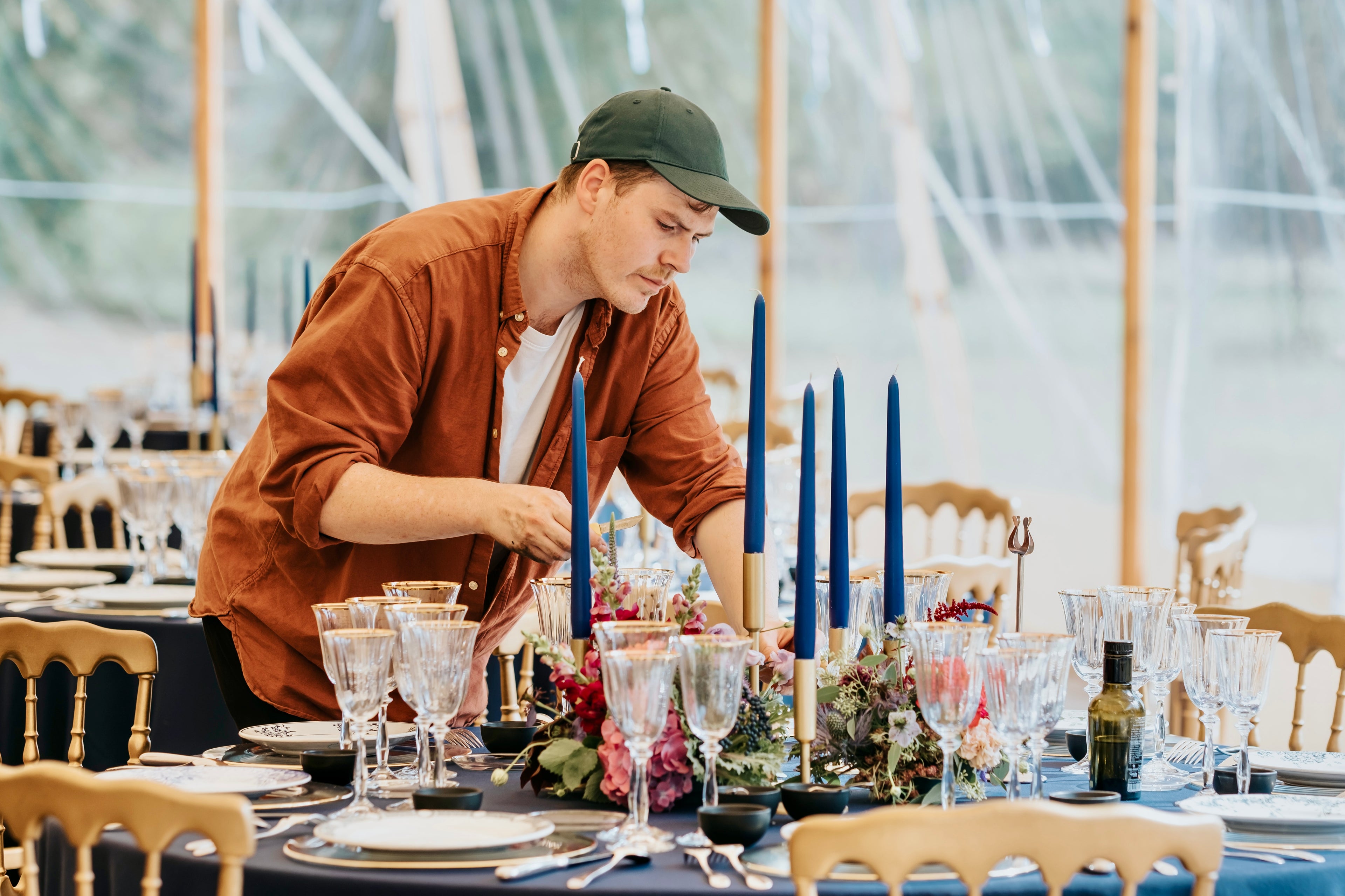 Vincent werkt alles af op de tafels op een event in feesttent