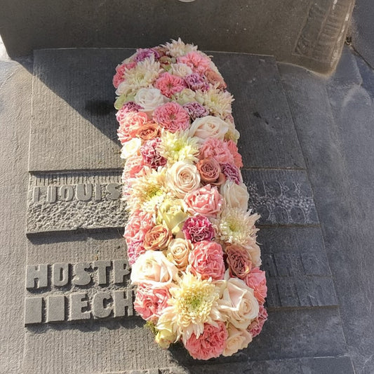 Het stuk van 80 cm bevat Tuinrozen in antiekroze tinten, zachte Chrysanten in pastelkleuren en poederroze Anjers.