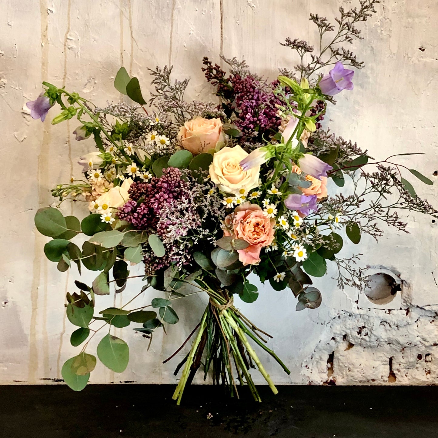 Romantisch pasteltinten boeket met o.a. seringen, rozen, eucalyptus