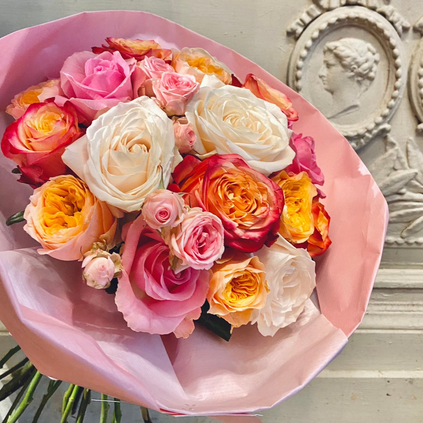 Boeket van gemengde soorten rozen met luxe uitstraling