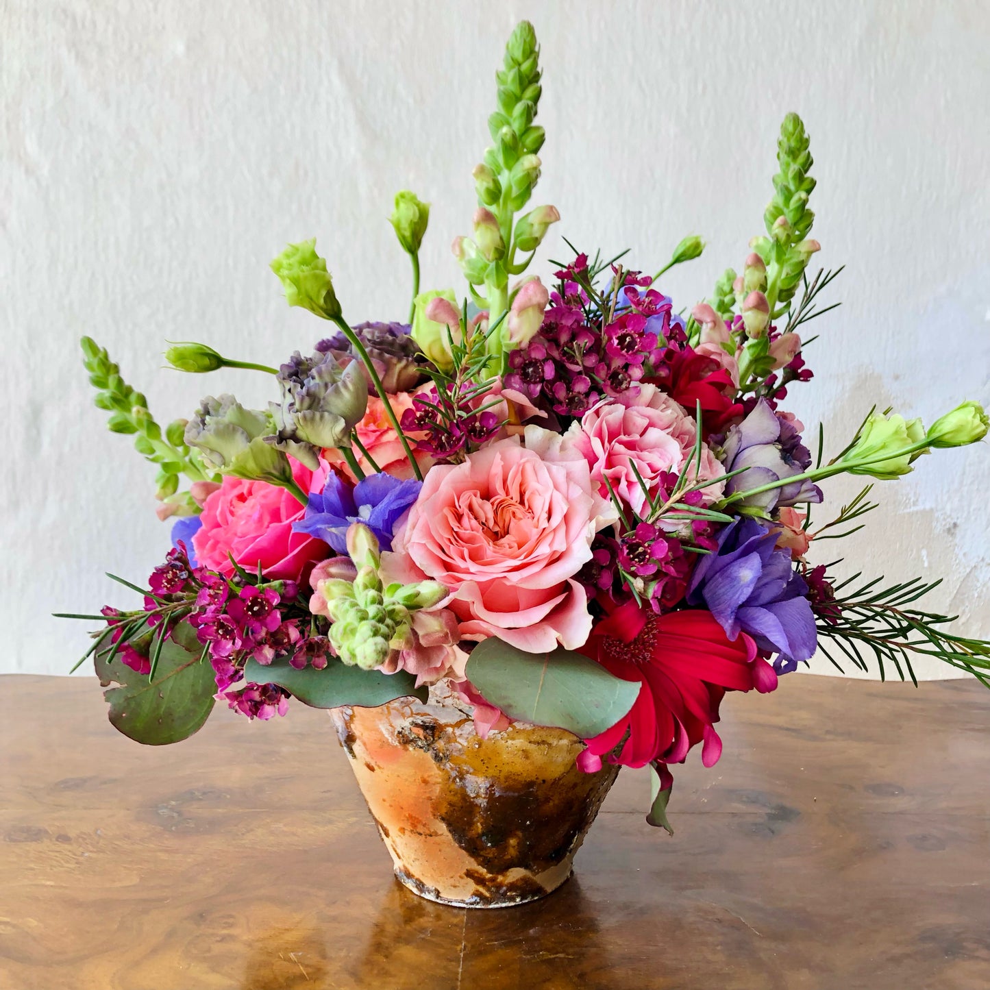 Bloemstuk Pot Vol Bloemen met kleurrijke bloemen in roze en paarse tinten