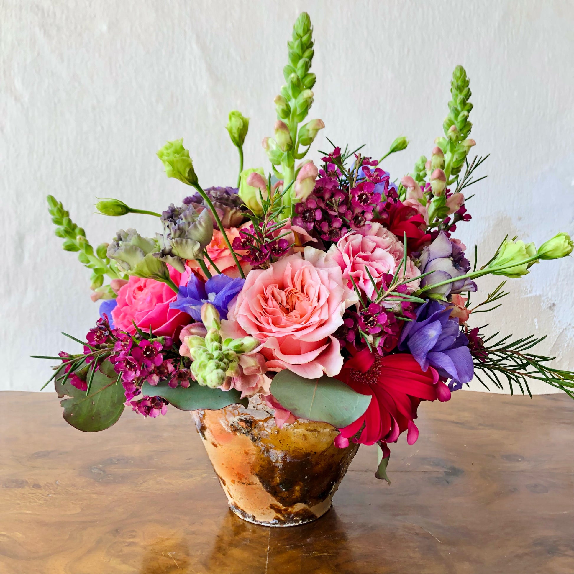 Bloemstuk Pot Vol Bloemen met kleurrijke bloemen in roze en paarse tinten