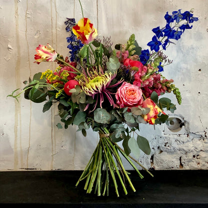 Wild kleurrijk Veld Boeket met tulpen, rozen, delphinium, pioenen