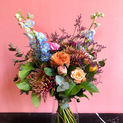 Een wild kleurrijk luxe veldboeket met premium snijbloemen